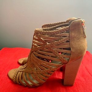 Guess, size 6, brown